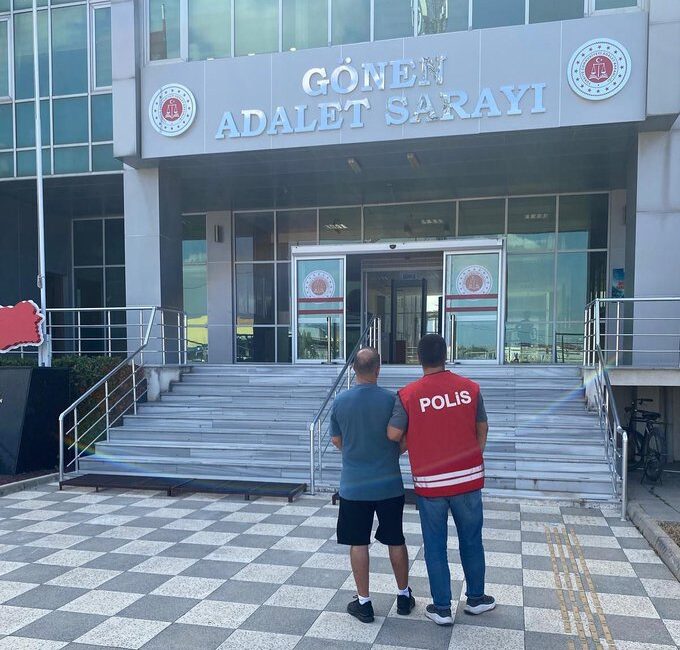 Hakkında 47 yıl cezası olan şahıs yakalandı Gönen İlçe Emniyet Müdürlüğü ve Bandırma Asayiş Büro Amirliği ekipleri