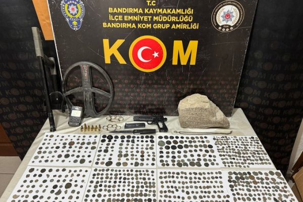 Bandırma’da tarihi eser ve silah operasyonu