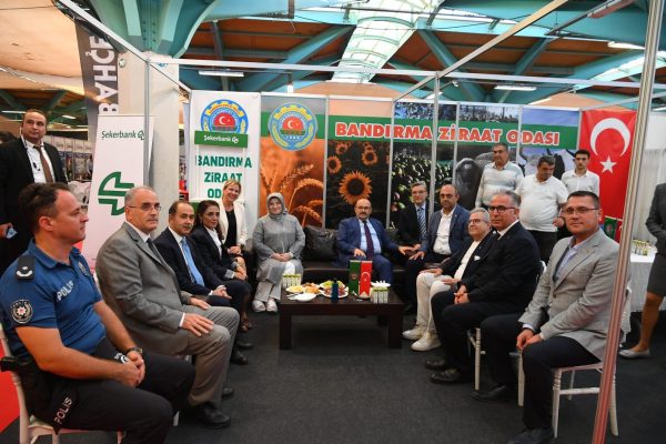 Vali Ustaoğlu Tarım Hayvancılık ve Ekipmanları Fuarını gezdi