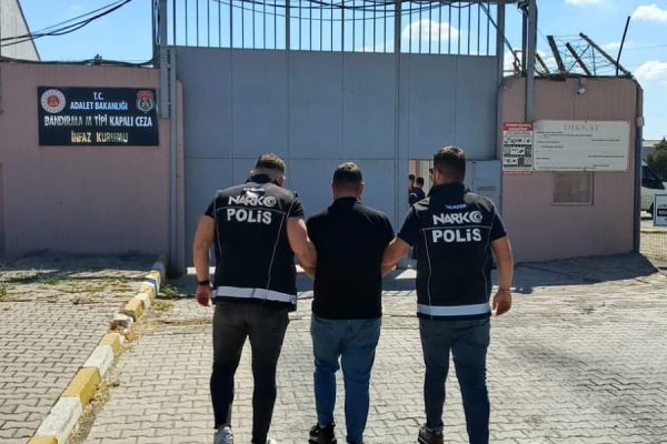 Bandırma’da uyuşturucu suçundan aranan şahıs yakalandı