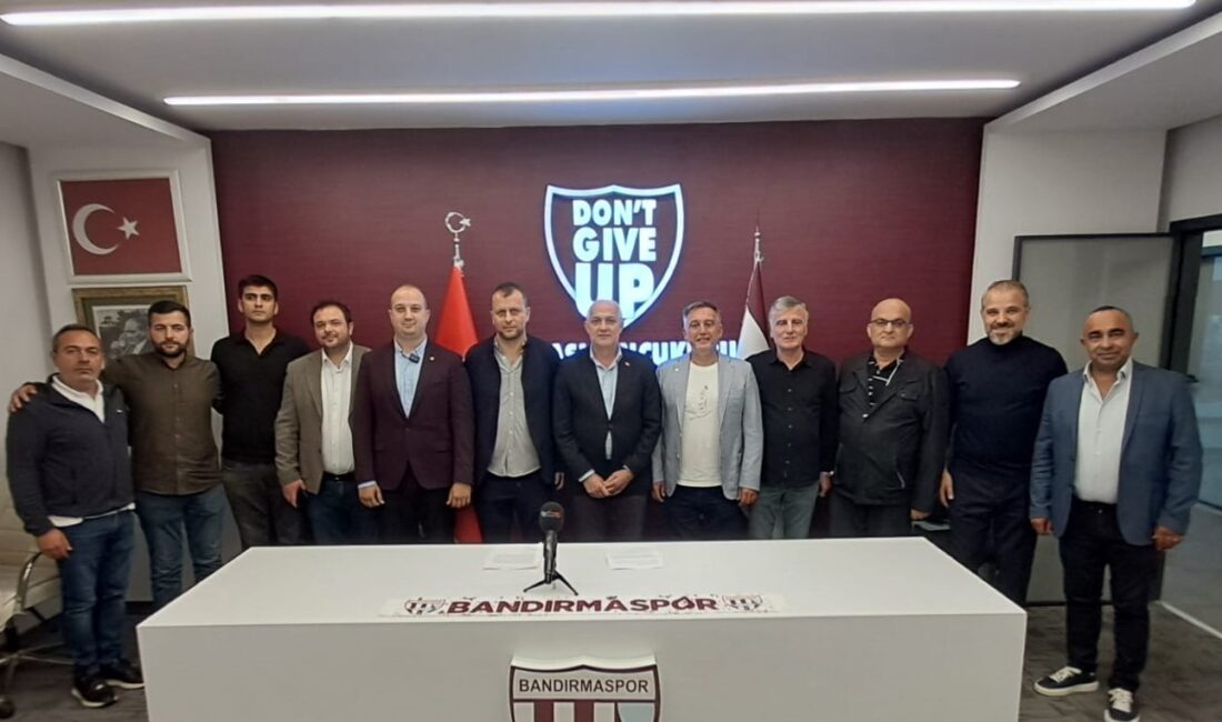 Bandırmaspor Başkanı Murat Karakoyun ve yönetim Kurulu üyeleri kulüp tesislerinde