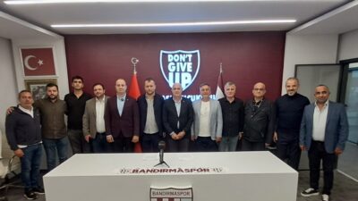 Bandırmaspor Başkanı Murat Karakoyun ve yönetim Kurulu üyeleri kulüp tesislerinde