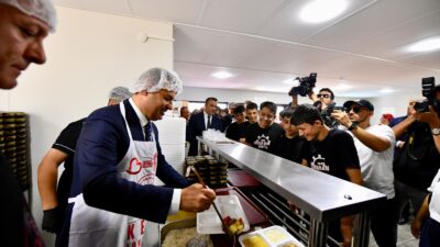 &nbsp; “Balıkesir’de hiçbir çocuk yatağa aç girmeyecek” ilkesiyle şehirde eğitim