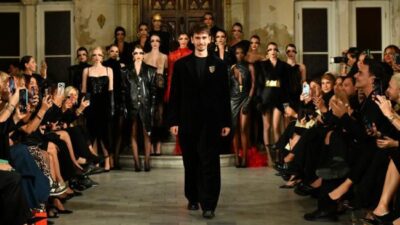 Bandırmalı Genç Moda tasarımcı Efe Batur, Karaköy Zülfaris’te gerçekleştirdiği defilesiyle