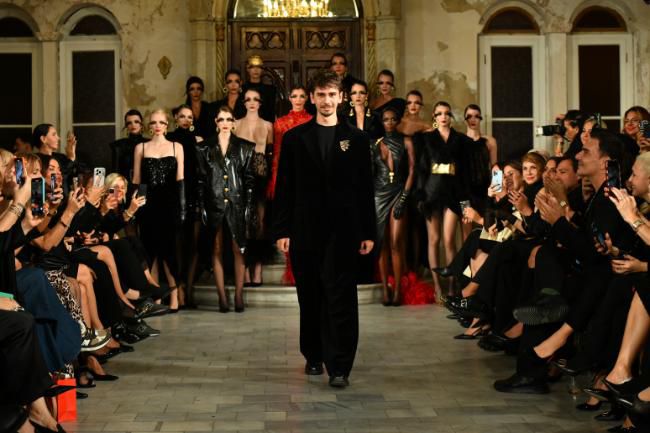 Bandırmalı modacı Efe Batur gündem yarattı Bandırmalı Genç Moda tasarımcı Efe Batur, Karaköy Zülfaris’te gerçekleştirdiği defilesiyle