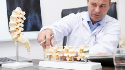 “Osteoporoz, erken dönemde belirti vermeden ilerleyerek kemik yoğunluğunun azalmasına ve
