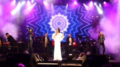 Bandırma Belediyesi’nin düzenlediği 29 Ekim Cumhuriyet Bayramı kutlamaları, ünlü sanatçı