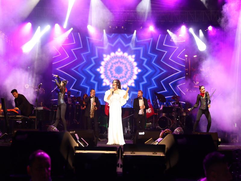 Bandırma Belediyesi’nin düzenlediği 29 Ekim Cumhuriyet Bayramı kutlamaları, ünlü sanatçı