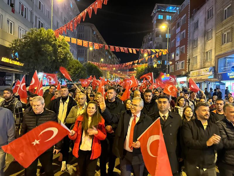 Bandırma Cumhuriyet için tek yürek oldu Cumhuriyet’in 102. yılı Bandırma’da büyük bir coşku ve katılımla kutlandı.