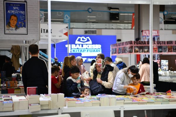 Balıkesir Kitap Fuarı’nı ilk iki günde 35 bin kişi ziyaret etti