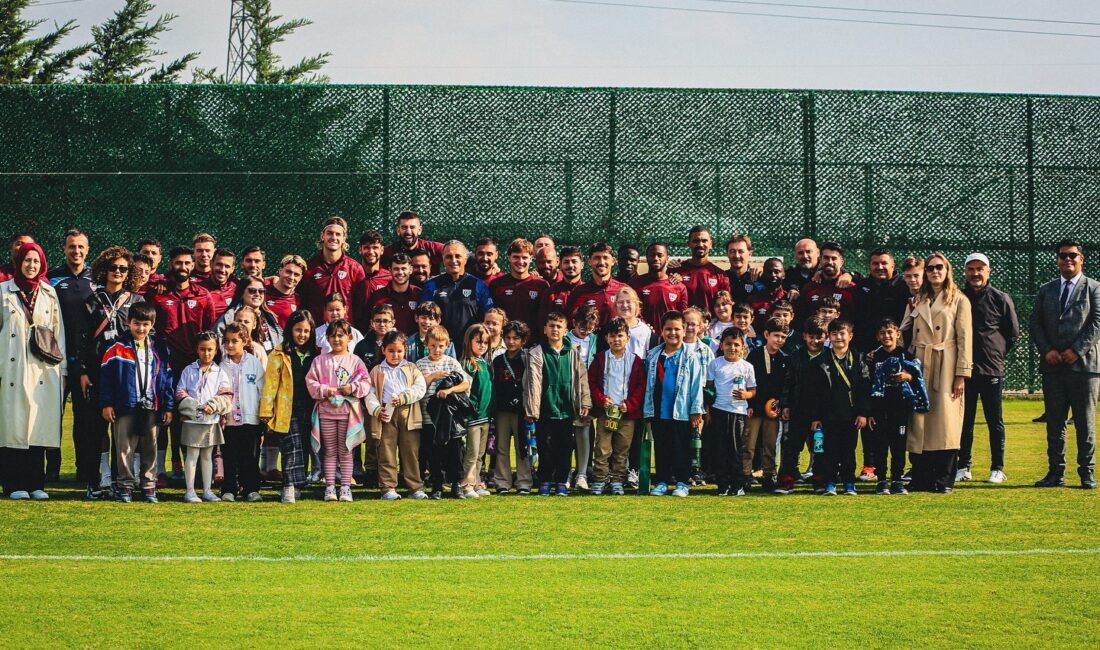 Bandırma Doğa Koleji öğrencileri, bugün Bandırmaspor tesislerini ziyaret ederek takımın
