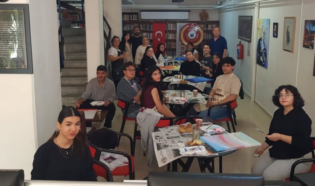 Gençler Atatürk temasını resmettiler Atatürkçü Düşünce Derneği  ( ADD )Bandırma Şubesi gençlere yönelik çalışmalarına