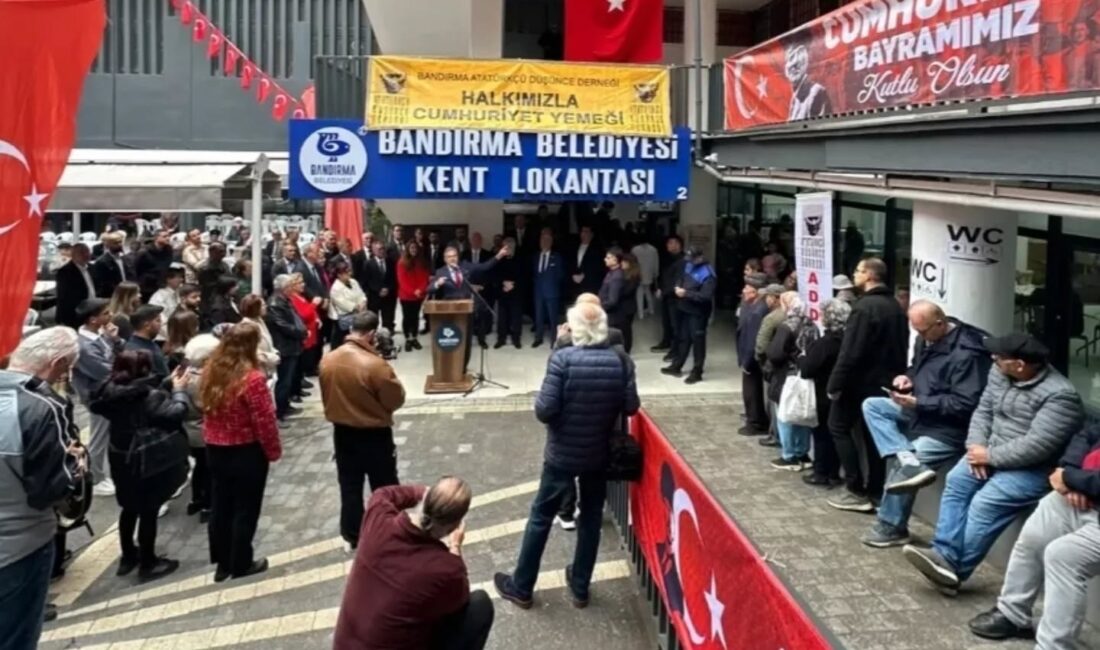 Bandırma Belediyesi ve Atatürkçü Düşünce Derneğinin geleneksel Cumhuriyet yemeği etkinliği