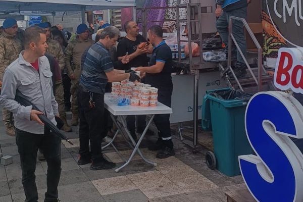 Büyükşehir Belediyesi 107 araç, 242 personelle deprem bölgesinde