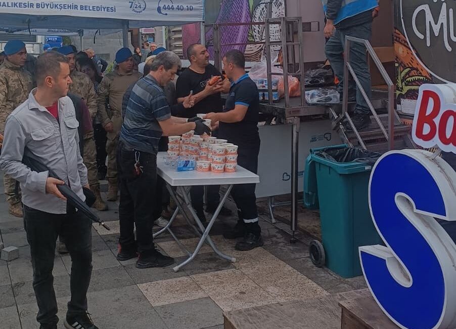 Büyükşehir Belediyesi 107 araç, 242 personelle deprem bölgesinde   Balıkesir’in Sındırgı ilçesinde meydana gelen 6.1 büyüklüğündeki depremin ardından