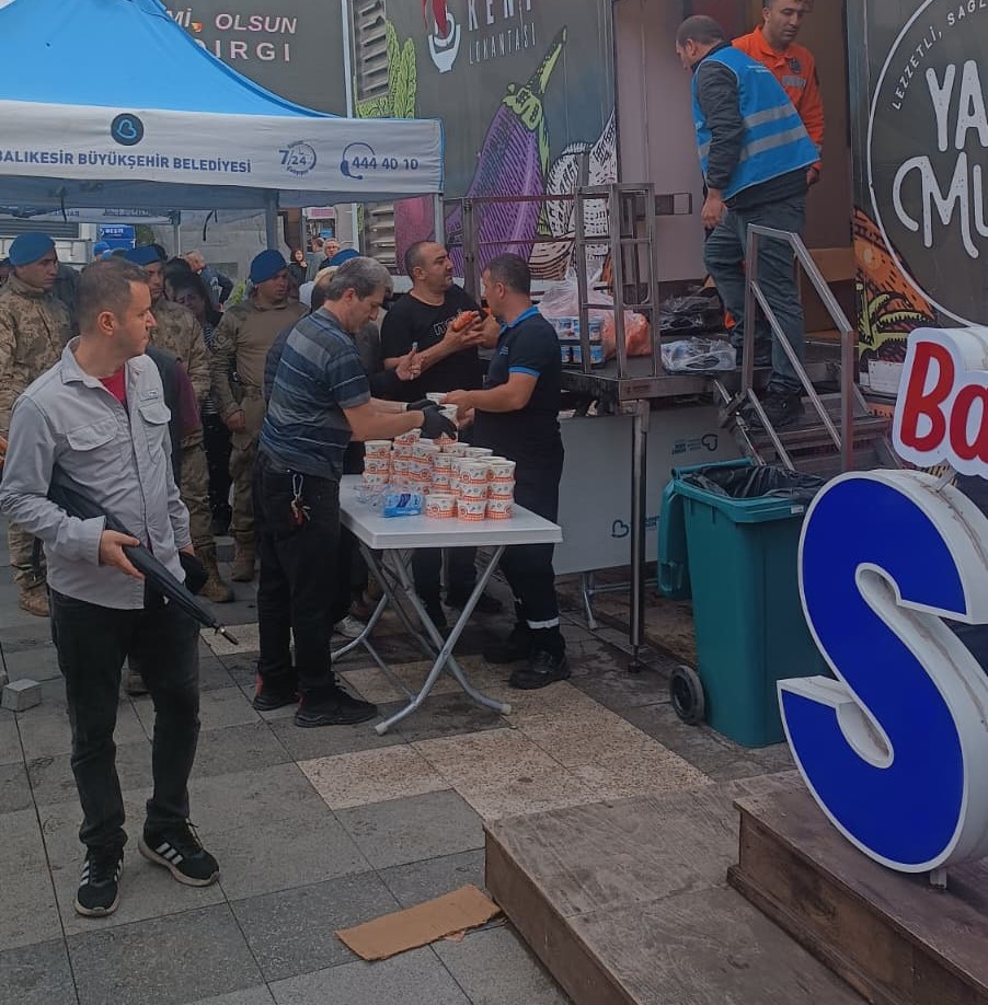 Büyükşehir Belediyesi 107 araç, 242 personelle deprem bölgesinde