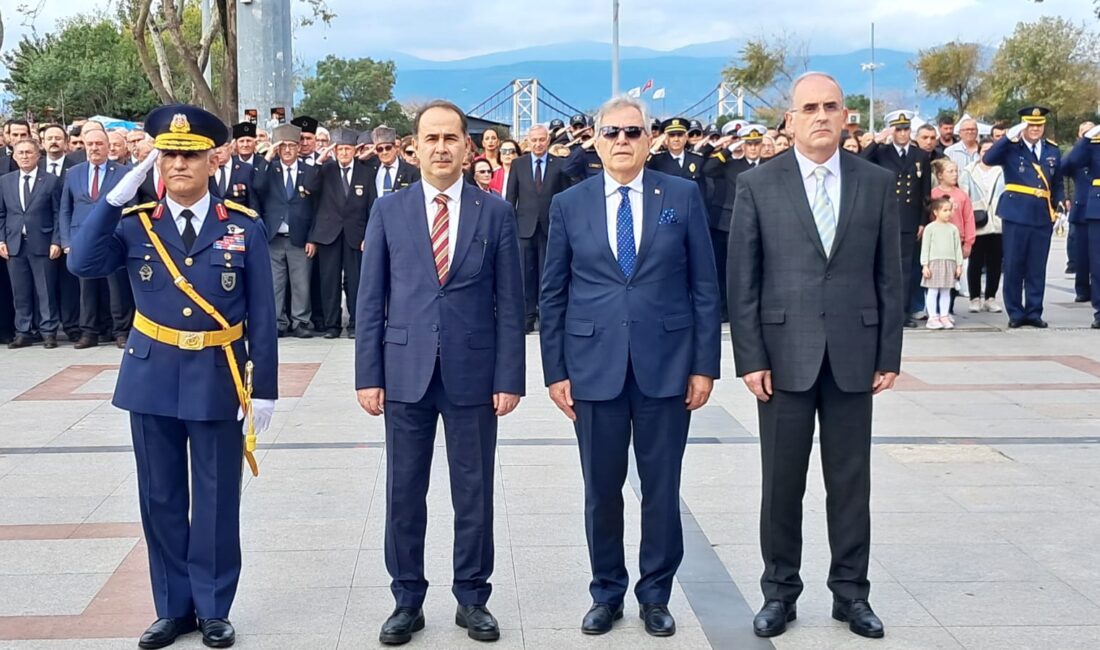 Cumhuriyet Bayramı kutlamaları törenle başladı Cumhuriyetin 102 yıldönümünde kutla etkinlikleri Cumhuriyet Meydanındaki Atatürk Anıtına çelenklerin