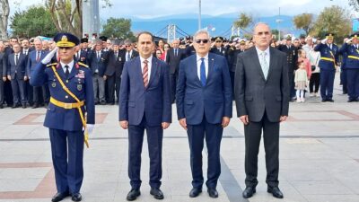 Cumhuriyetin 102 yıldönümünde kutla etkinlikleri Cumhuriyet Meydanındaki Atatürk Anıtına çelenklerin