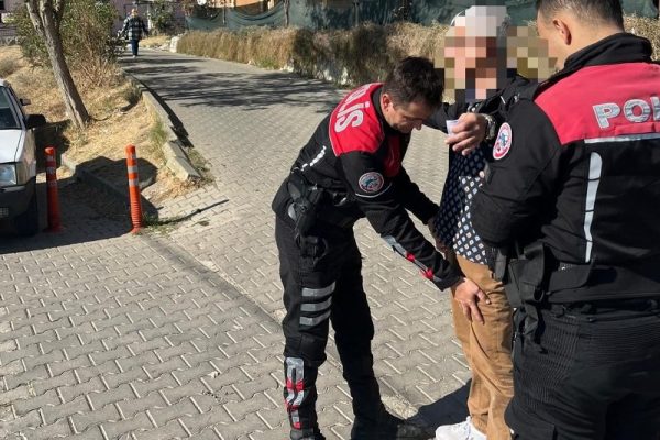 Okul servisleri ve umuma açık yerler denetlendi, aranan 2 şahıs yakalandı
