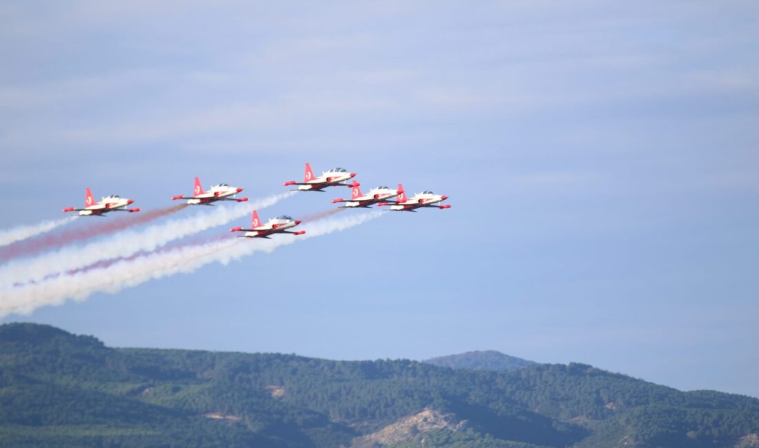 Türk Hava Kuvvetleri’nin dünyaca ünlü akrobasi timi Türk Yıldızları, Bandırma