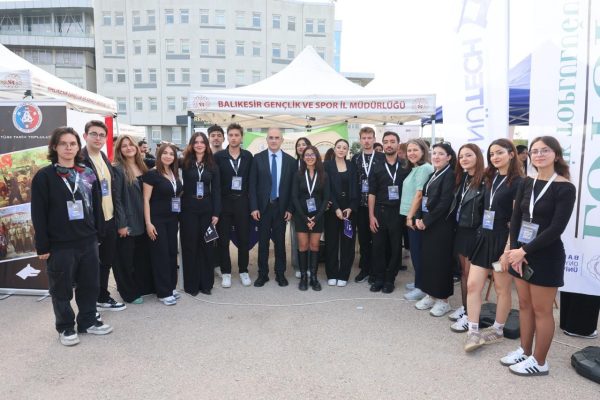 Rektör Boz öğrenci standlarını gezdi