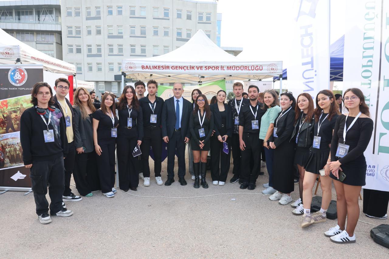 Rektör Boz öğrenci standlarını gezdi