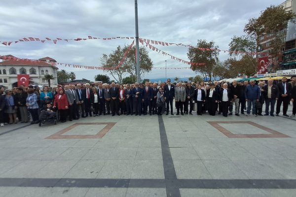 Alternatif törenlere devam