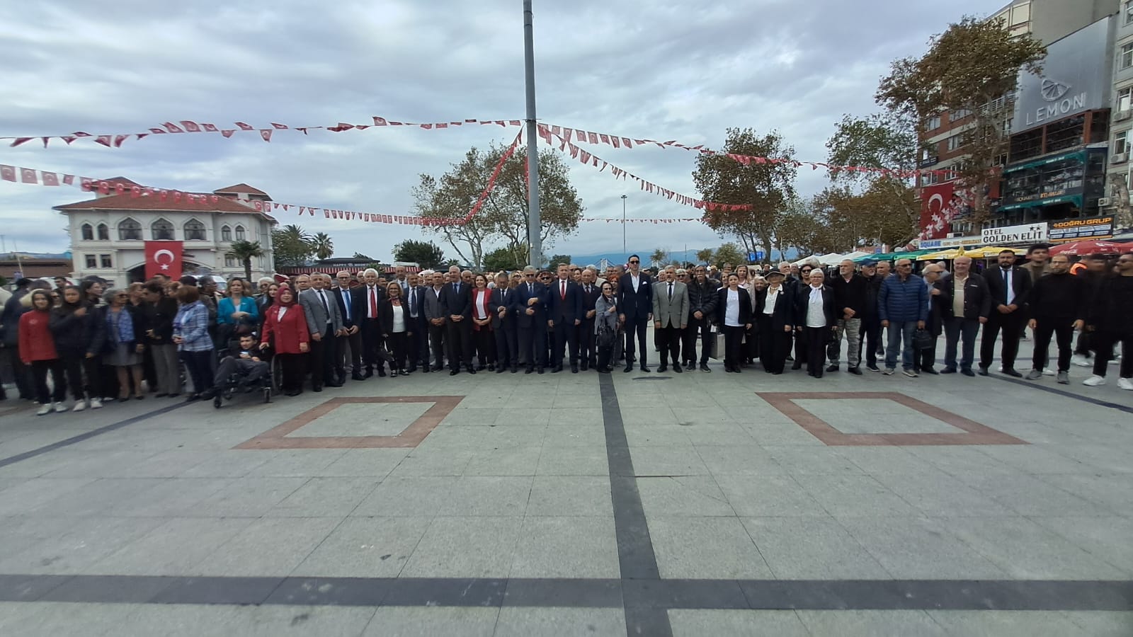 Alternatif törenlere devam