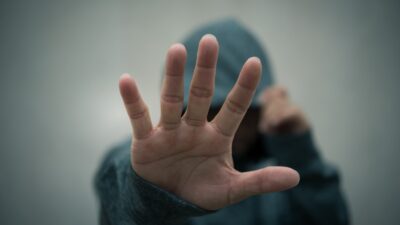 “Akran zorbalığı, aynı yaş grubundaki çocuk ya da ergenler arasında