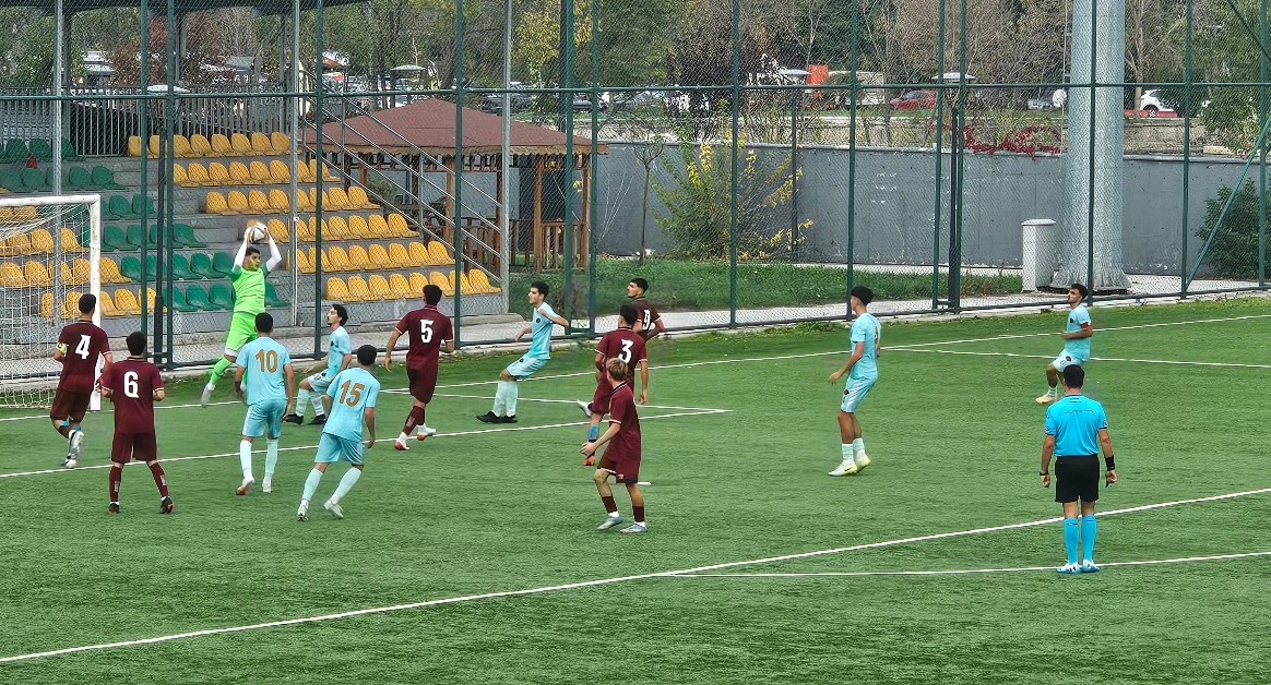 Bordo beyazlı gençlerin İstanbul zaferi
