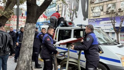 Bandırma Belediyesi kaldırım işgallerine son verme adına çalışmalara başladı. Son