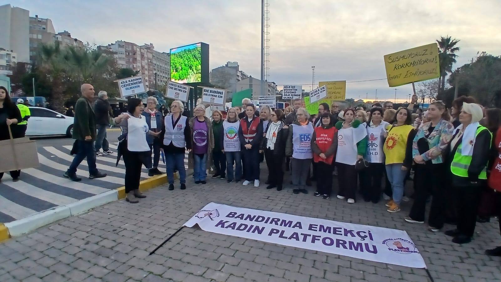 Bandırma’da kadınlardan 25 Kasım etkinliği