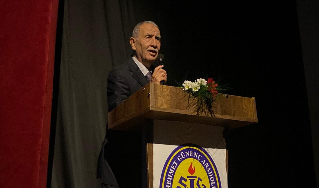 Geçmiş dönemde İlçe Milli Eğitim Müdürlüğü yapan Şakir Demirhan 24