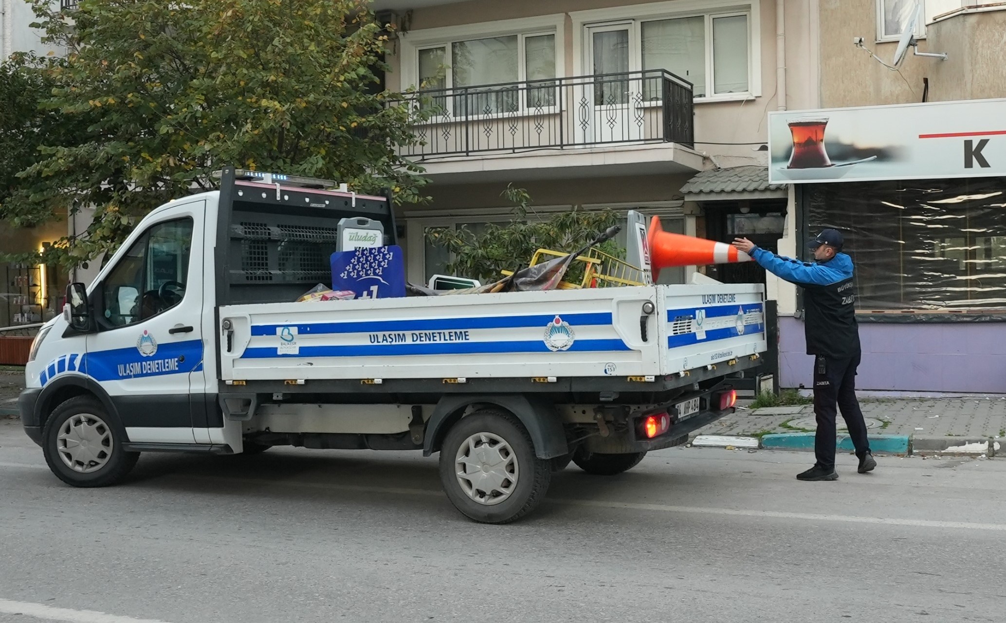 Büyükşehir Zabıtasından kaldırım işgallerine sıkı denetim