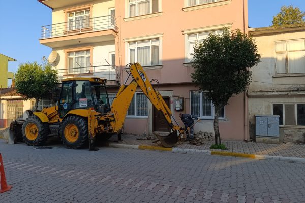 Gönen Belediyesi farklı noktalarda çalışmalarına devam ediyor