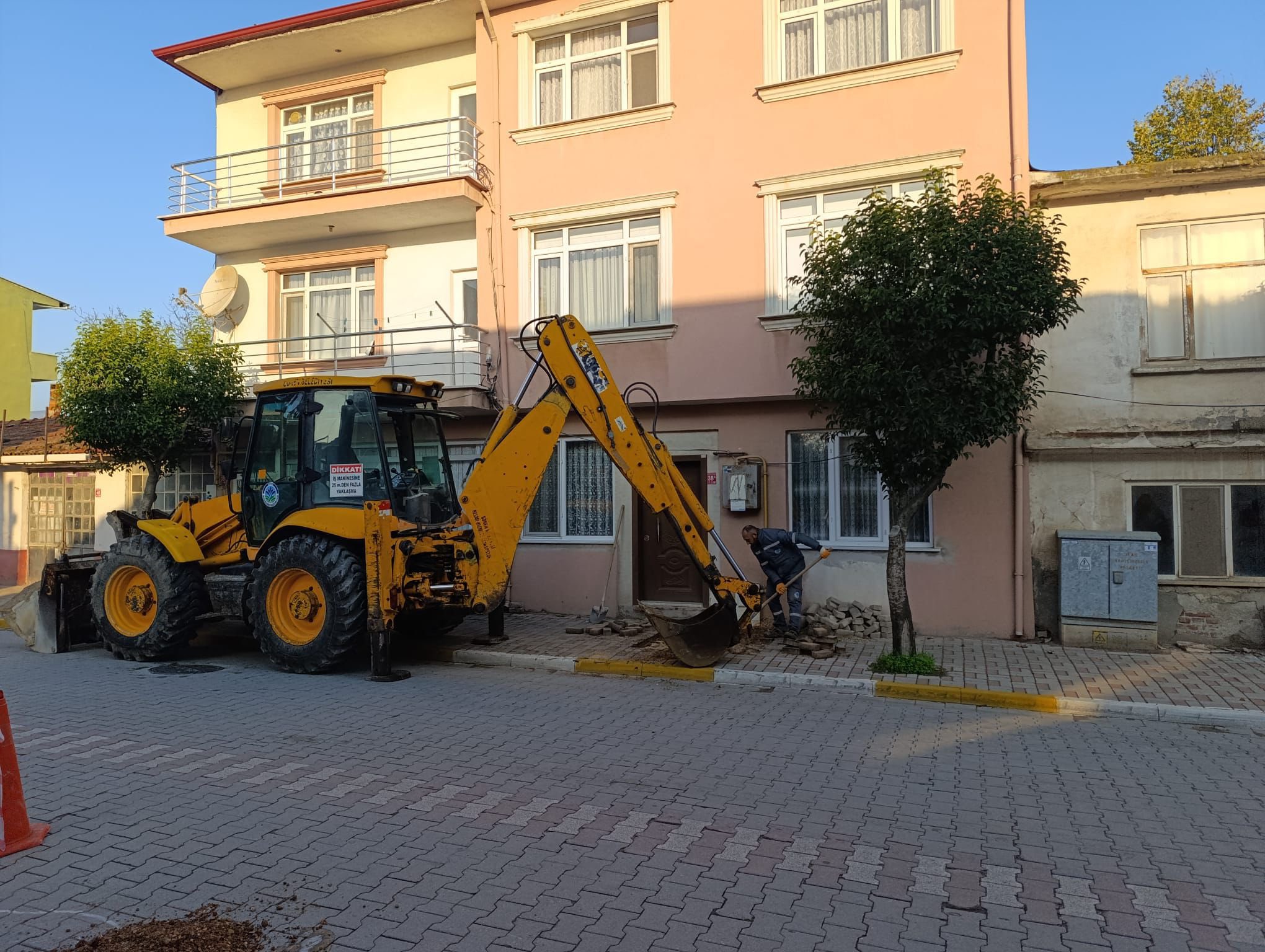 Gönen Belediyesi farklı noktalarda çalışmalarına devam ediyor