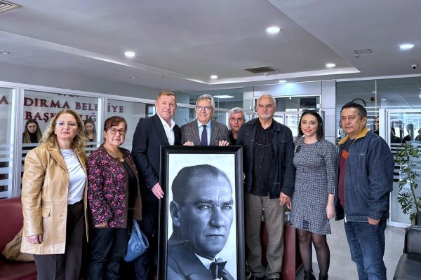Başkan Mirza’dan ADD’ye Atatürk posteri
