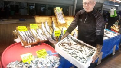 Son günlerde etkili olan Lodos balık tezgahlarını ısıttı. Bandırma Balık