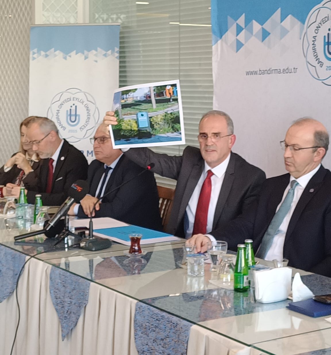 Boz: Üniversite ergen devrimci hayallerinin yeri değildir.