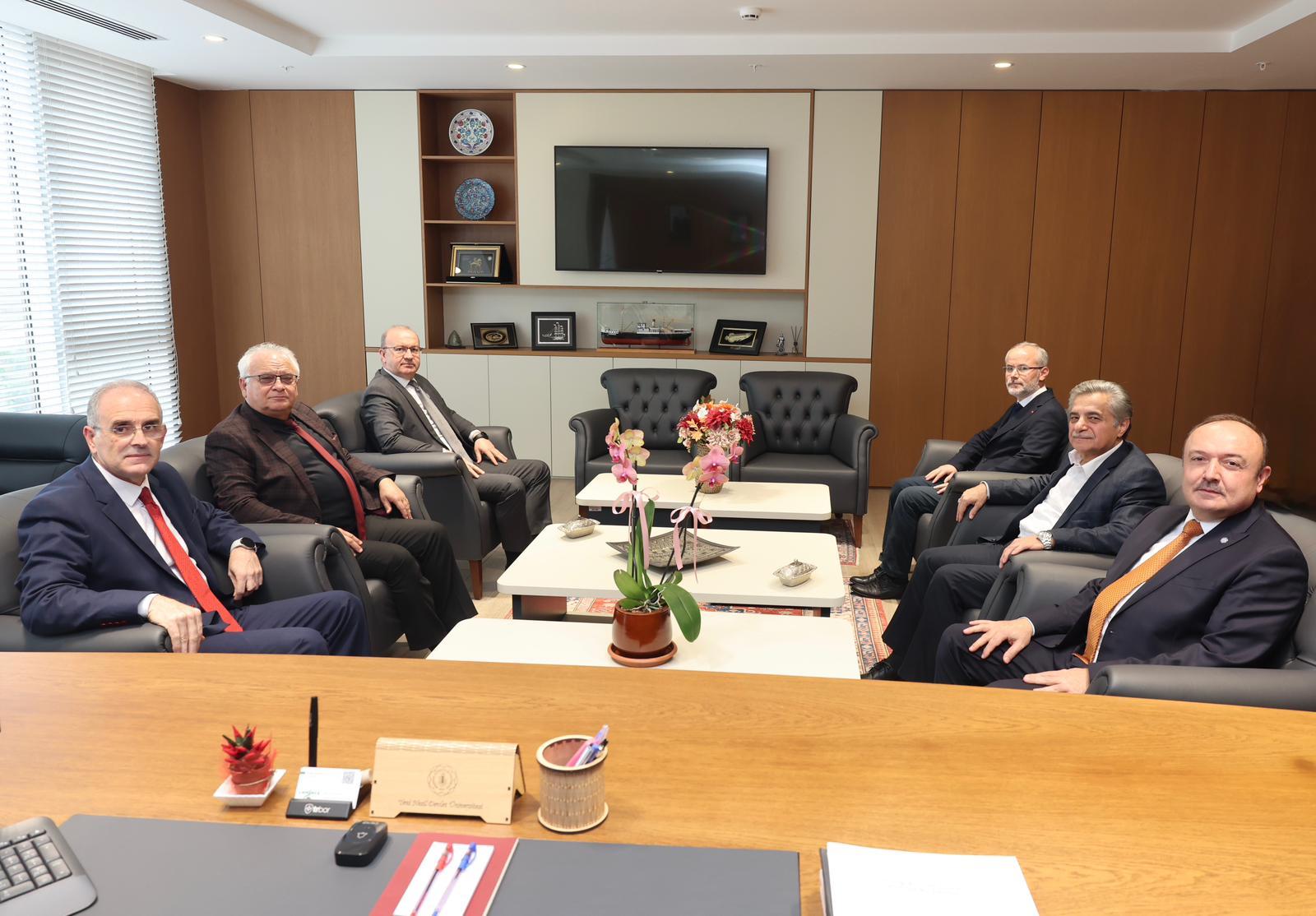 Eski rektörden yeni rektöre ziyaret