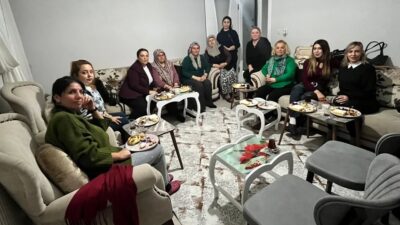 CHP Kadın Kolları saha çalışmalarına ara vermeden devam ediyor. Mahalle