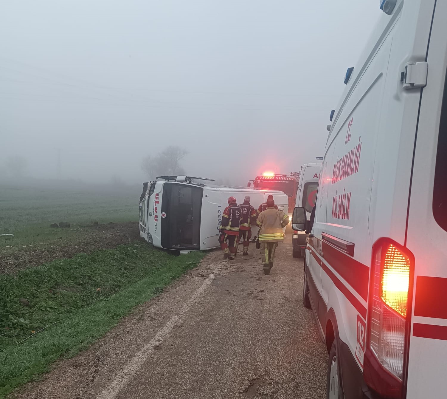 Bandırma Bereketli ve Külefli yolunda yaşanan trafik kazasında 8 öğrenci
