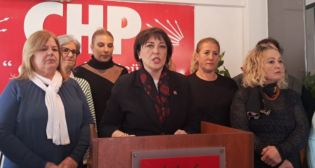 CHP Kadın Kolları Başkanı Filiz Özdemir yaptığı basın açıklamasında Bugün,