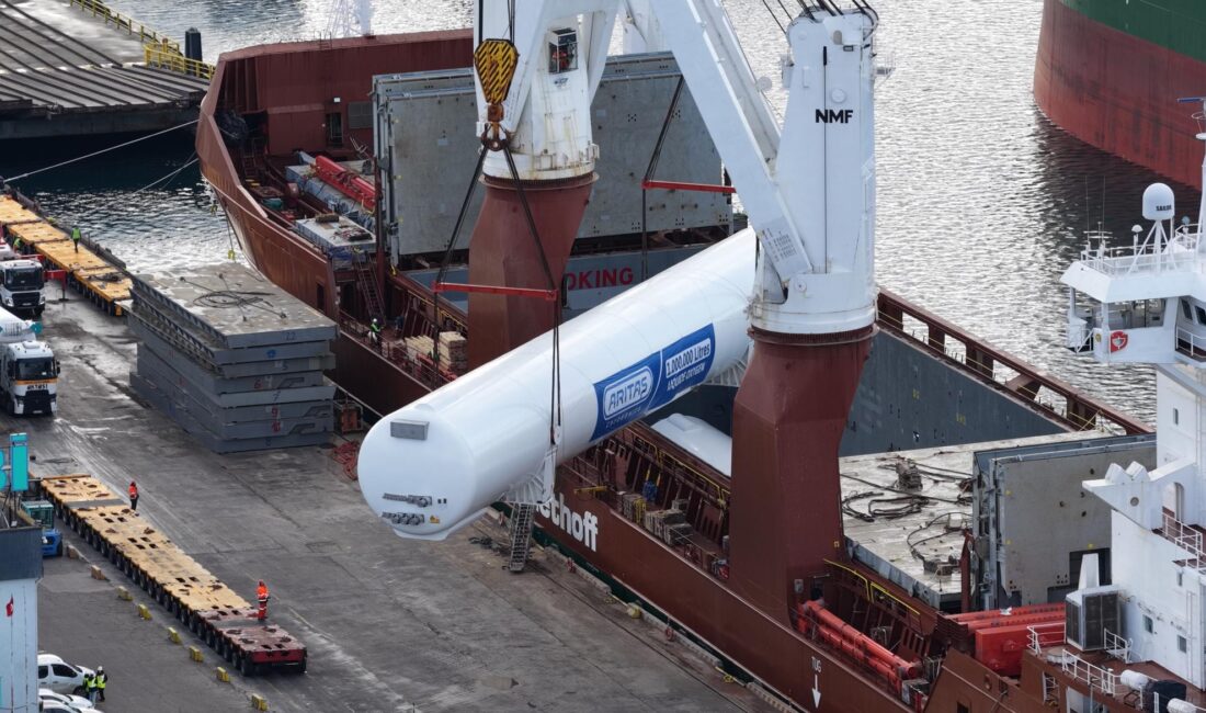 Çelebi Bandırma Limanı, her biri 305-ton ağırlığında olan 2 adet