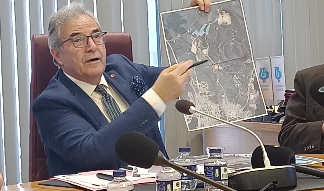 Bandırma Belediye Başkanı Dursun Mirza düzenlediği basın toplantısında gündemdeki konular