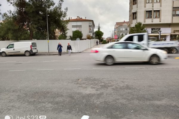 Kemal Pireci öğrencileri yaya geçidini geri istiyor