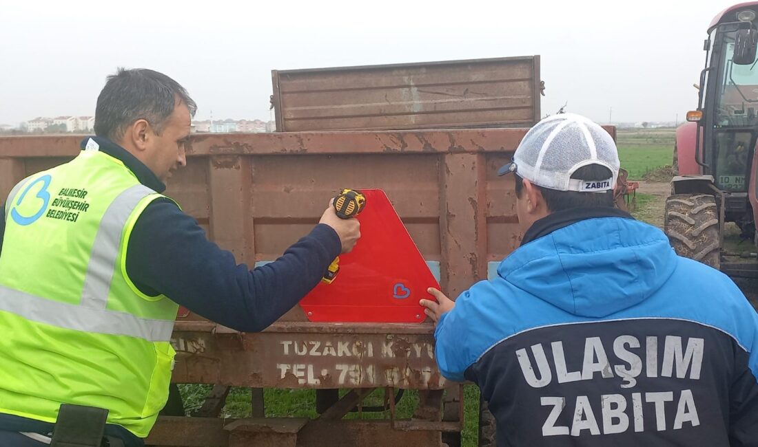 Balıkesir Büyükşehir Belediyesi tarafından traktör römorklarının gece görünürlüğünü artırmak ve