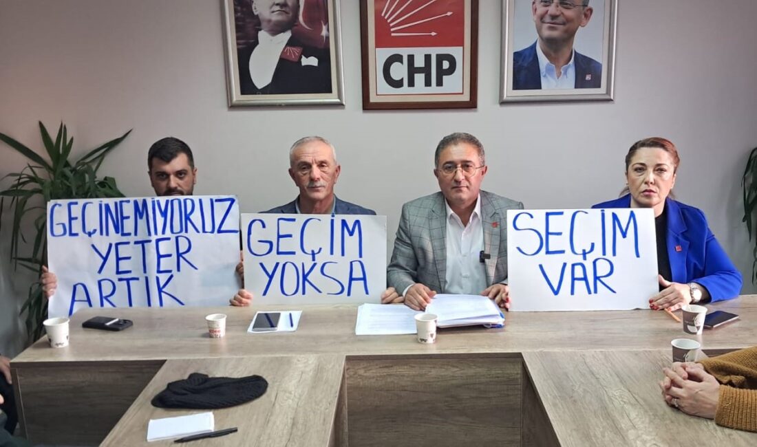 CHP İlçe Başkanı Mehmet Atak,  Yönetim Kurulu üyeleri ile beraber