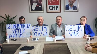 CHP İlçe Başkanı Mehmet Atak,  Yönetim Kurulu üyeleri ile beraber