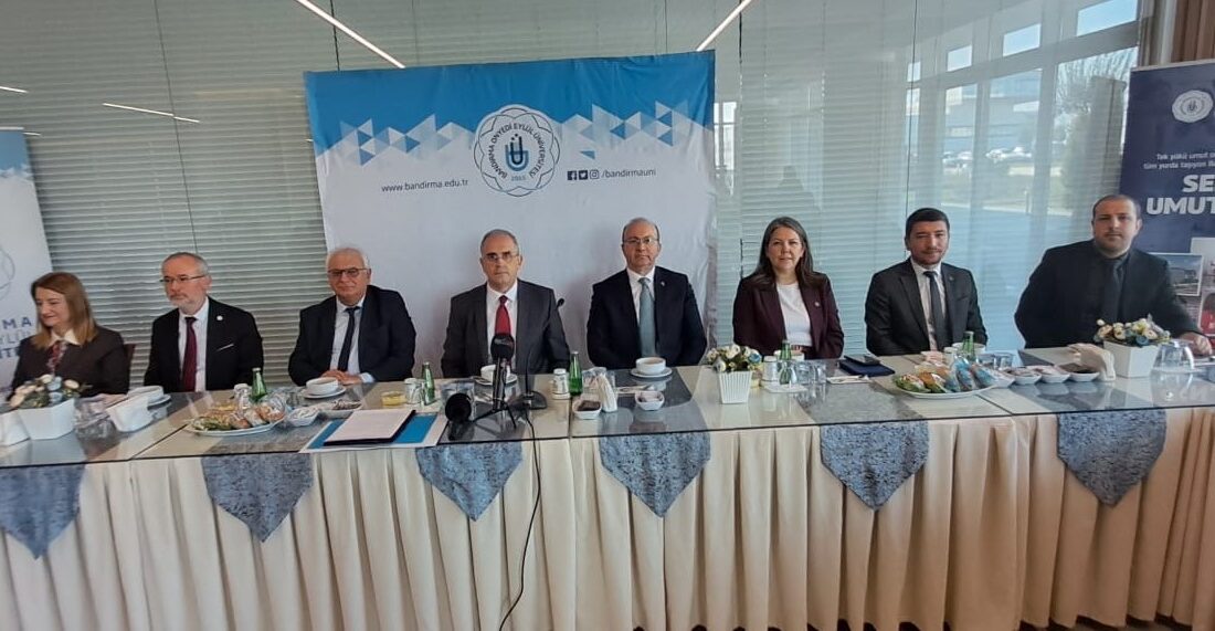 BANÜ Rektörü Prof. Dr. İsmail Boz düzenlediği basın toplantısında Dursun